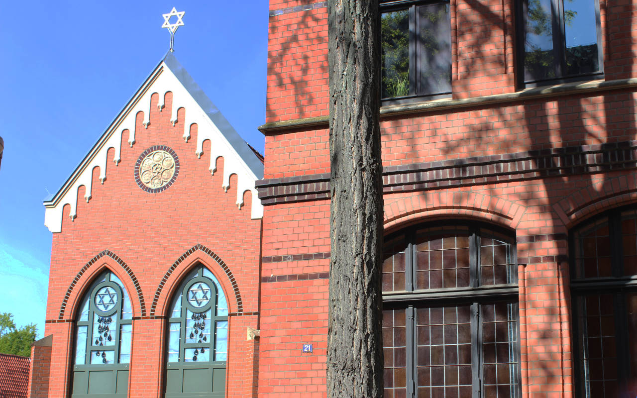 Ärztin mit einer Tafel auf der Digitalisierung im Gesundheitswe