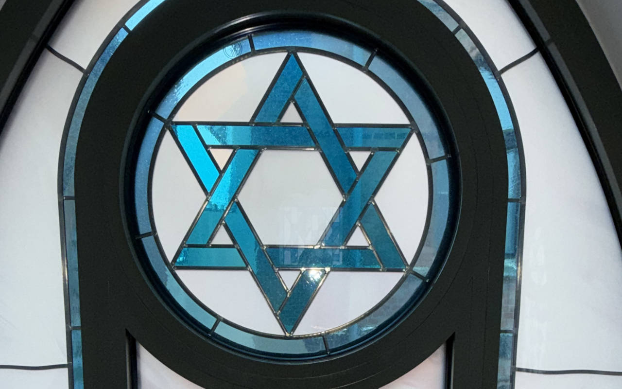 Ärztin mit einer Tafel auf der Digitalisierung im Gesundheitswe