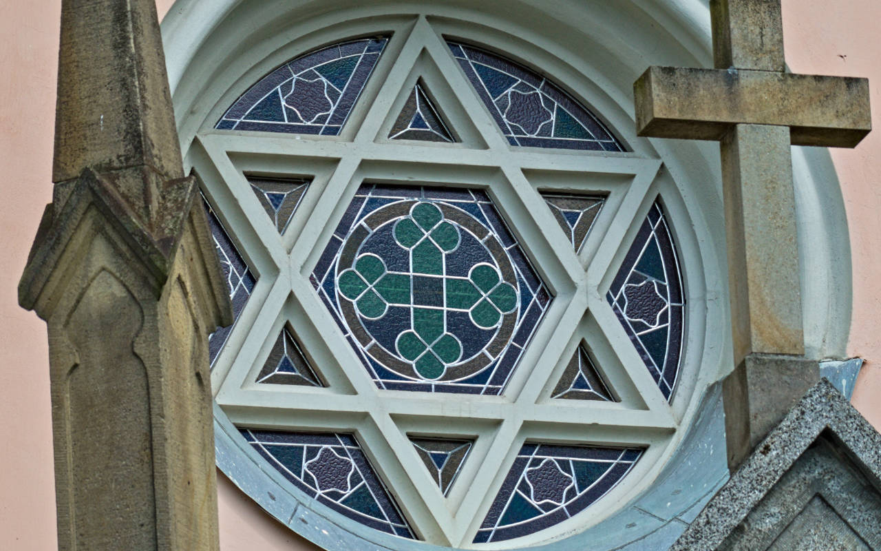 Ärztin mit einer Tafel auf der Digitalisierung im Gesundheitswe