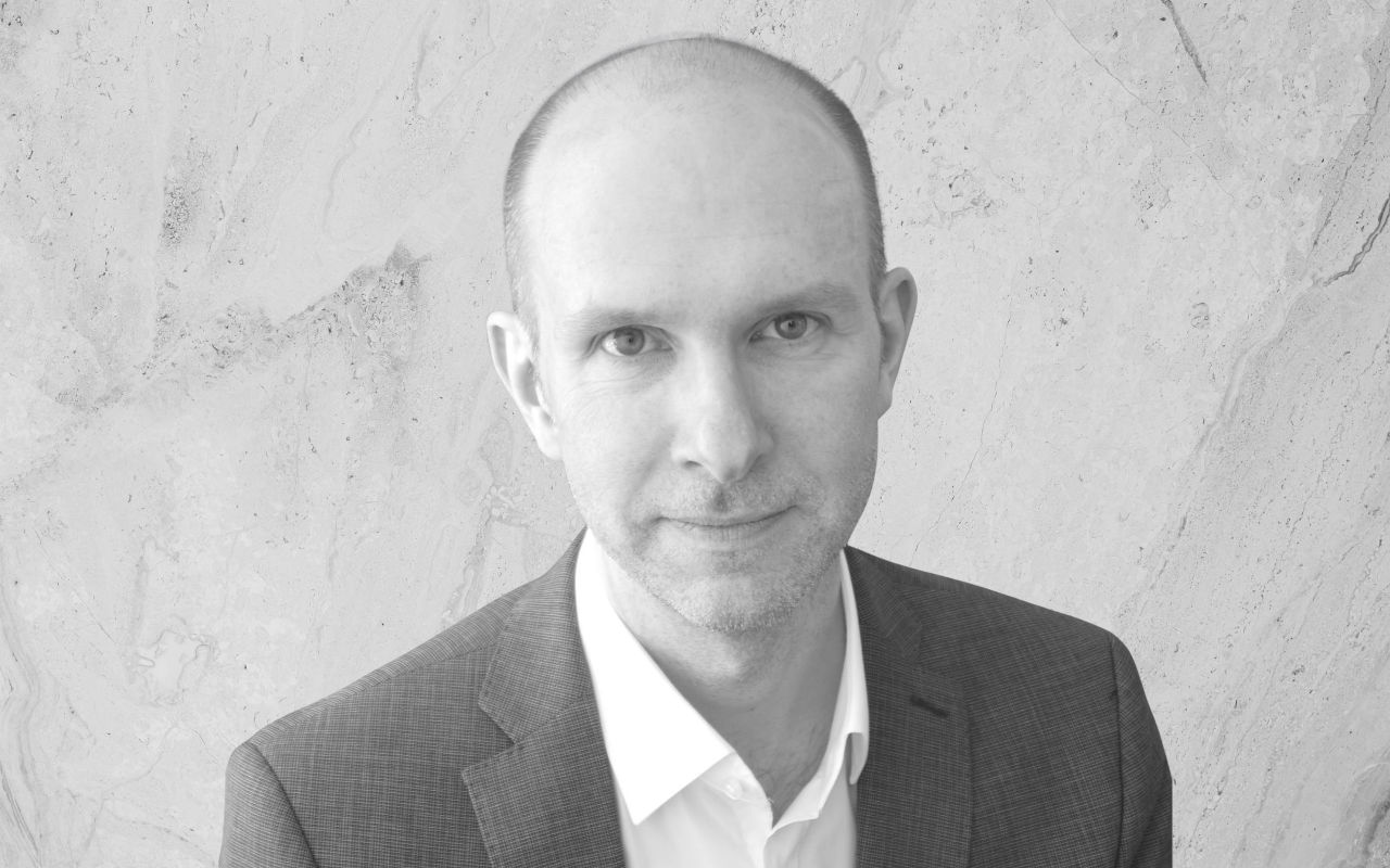 Ärztin mit einer Tafel auf der Digitalisierung im Gesundheitswe